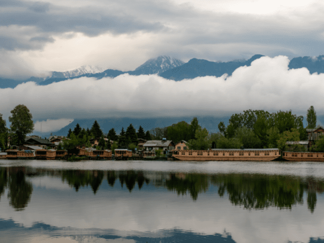 Experience Relaxing Backdrop And Beautiful Scenery At Your Babymoon Trip To Srinagar